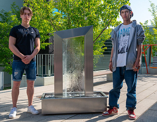 Léon Hawlitzeck (li.) und André Flachsmann konstruierten ein Wasserspiel mit Chromstahlverkleidung, ideal für Garten oder Dachterrasse.