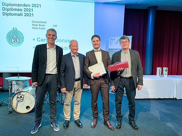 A obtenu le troisième meilleur résultat avec la note 4,8 : Cédric Chabry. Également sur la photo : Peter Meier (à gauche), Ruprecht Menge (2e à partir de la gauche) et Raymond Chabry (à droite).