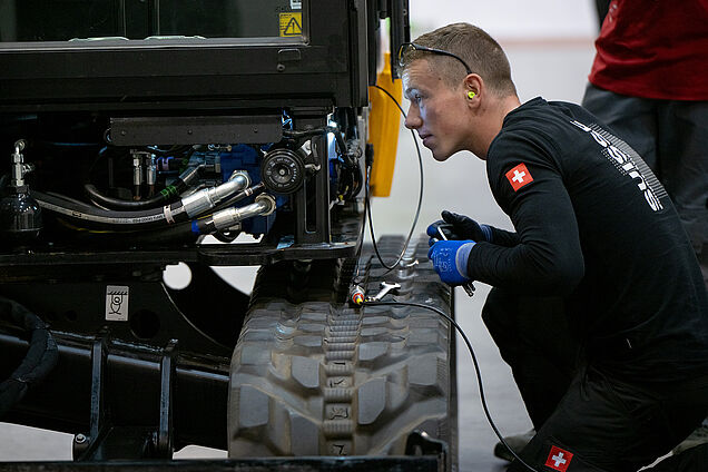 EuroSkills Gdansk : Antoine Cottens en train de travailler sur une mini-excavatrice JCB.